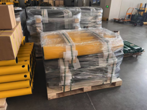 物流フロアで梱包されビニールシートで覆われ出荷を待つポリマー製バリア